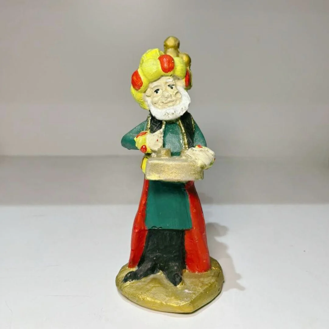 قطعة ديكور رمضانية يجسد شخصية المسحراتي مع طبلة رمضان والهلال بزيّه التقليدي الأخضر والأحمر